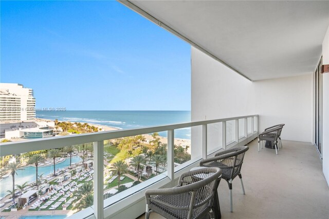 dining space with crown molding, floor to ceiling windows, and carpet flooring