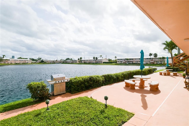 view of property's community featuring a water view