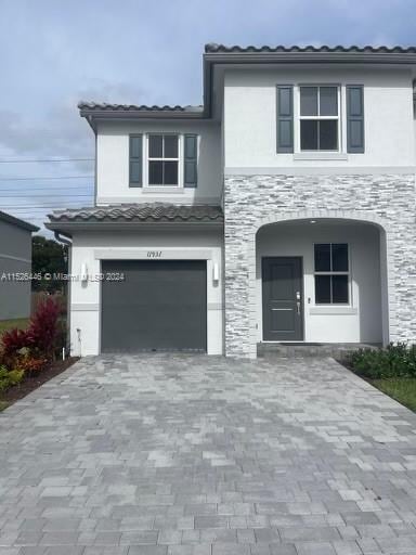 view of front facade featuring a garage