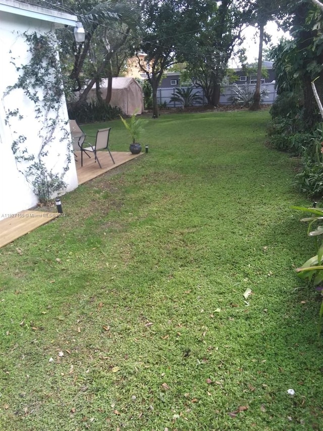 view of yard with a patio