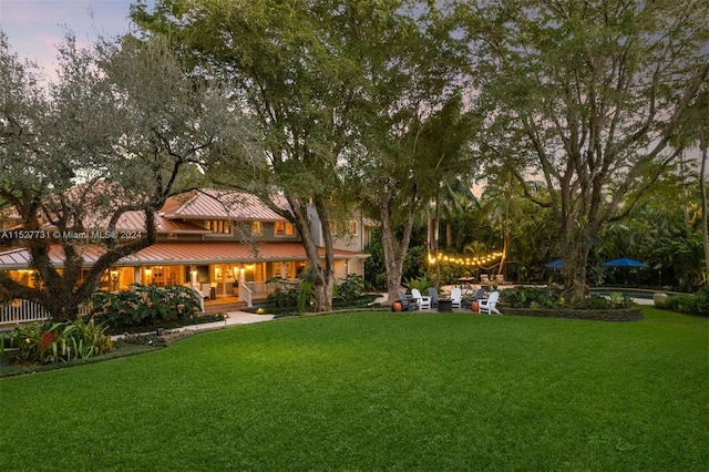 view of yard at dusk