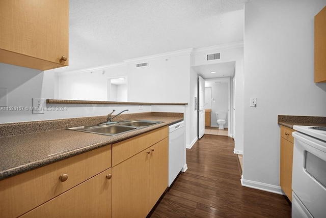 kitchen featuring crown molding, white appliances, a textured ceiling, dark hardwood / wood-style flooring, and sink