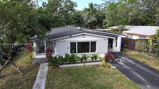 view of front facade with a front yard