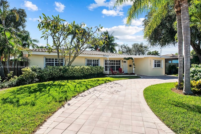 single story home with a front lawn