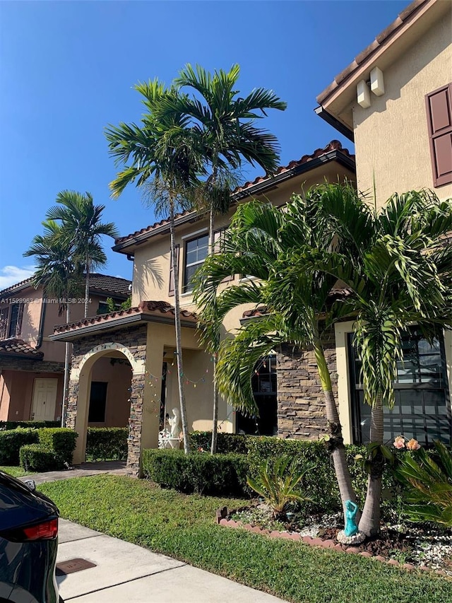 view of front of property with a front yard