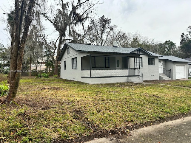 ranch-style home featuring a front lawn