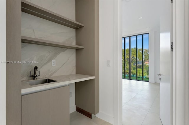 bar featuring sink and backsplash