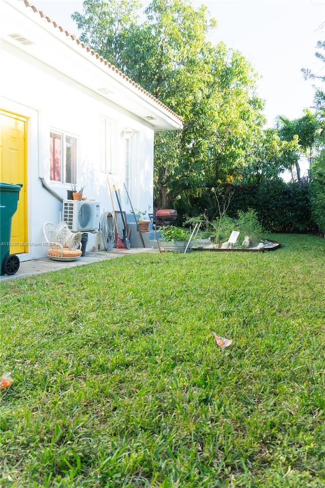 view of yard featuring a patio area