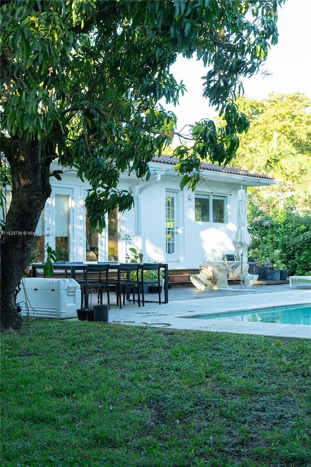 back of house featuring a yard