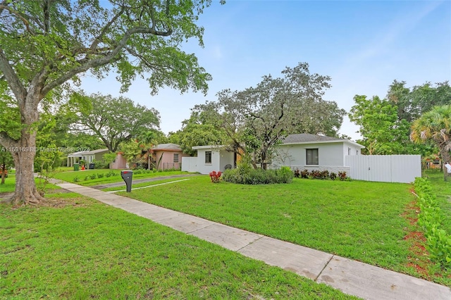 single story home featuring a front yard