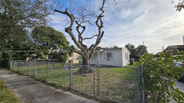 view of front of house featuring a front yard