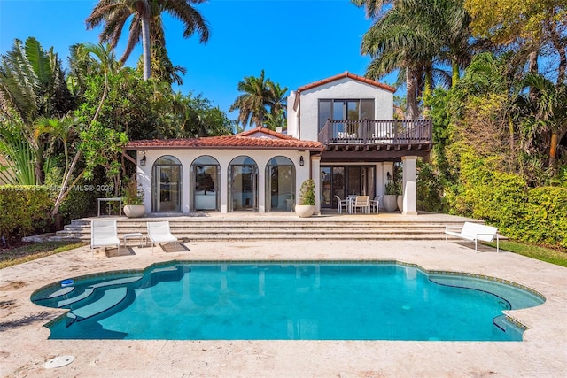 view of swimming pool featuring a patio