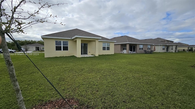 view of front of property featuring a front lawn