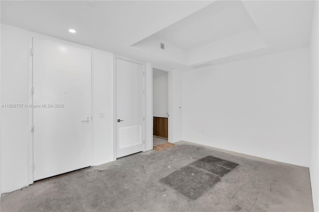 spare room featuring a tray ceiling