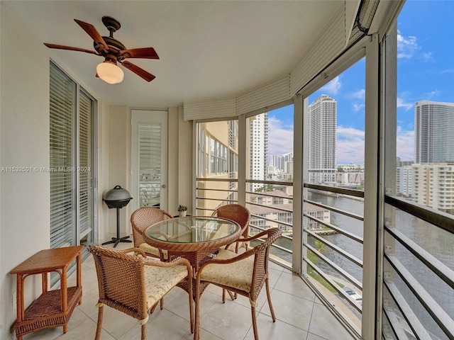 sunroom with ceiling fan