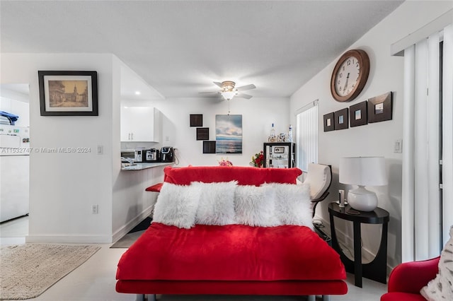 living room with washer / clothes dryer, a wealth of natural light, a textured ceiling, and ceiling fan