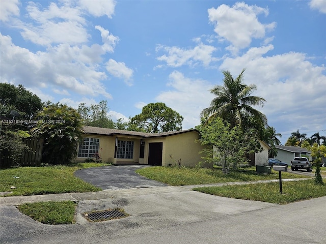 ranch-style house featuring a front lawn