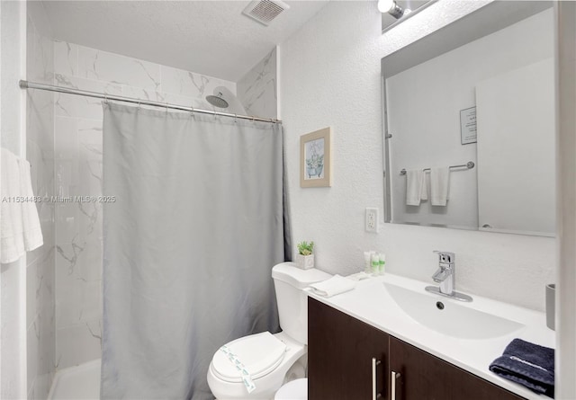 bathroom featuring a shower with shower curtain, a textured ceiling, vanity, and toilet