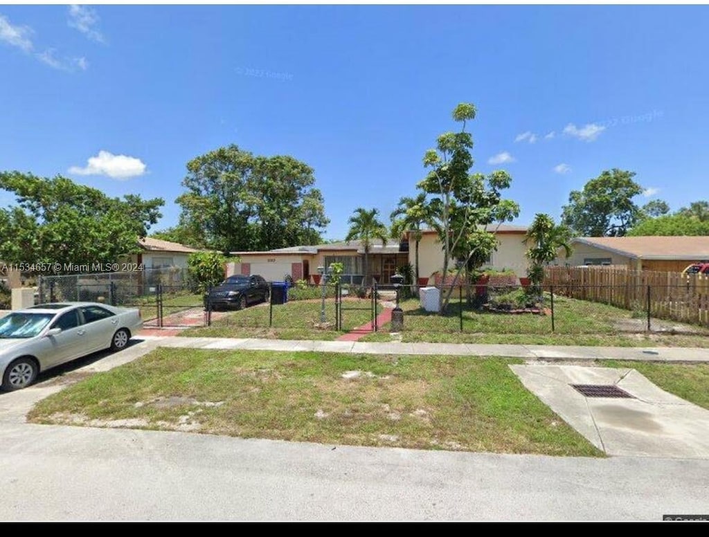 view of front facade featuring a front yard