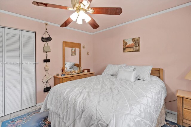 bedroom featuring ornamental molding, a closet, and ceiling fan