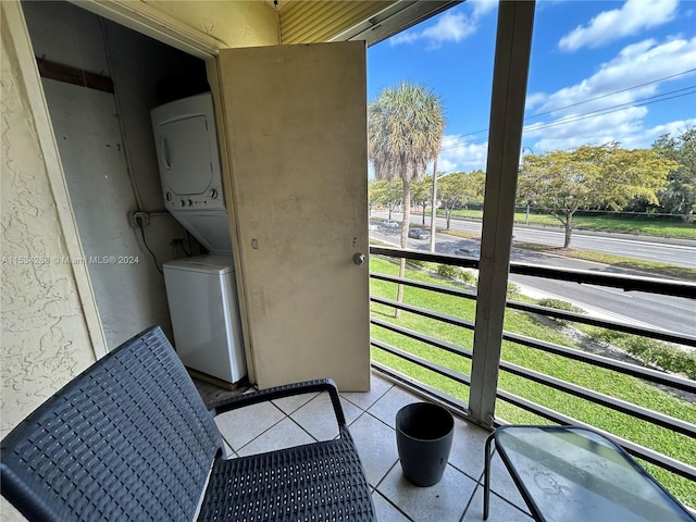 balcony with stacked washer / drying machine