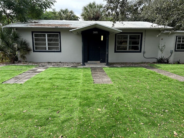 ranch-style house featuring a front yard