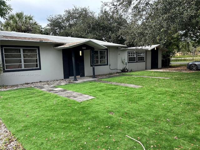 single story home with a front lawn