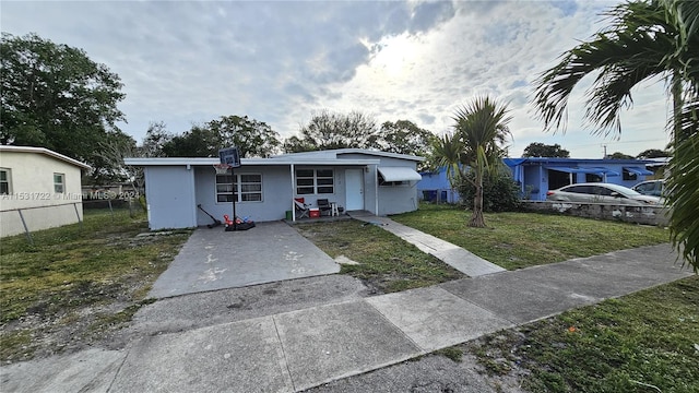 view of front of property with a front yard