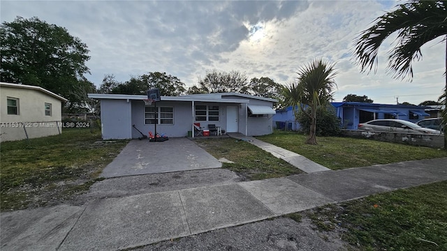 view of front of house featuring a front lawn