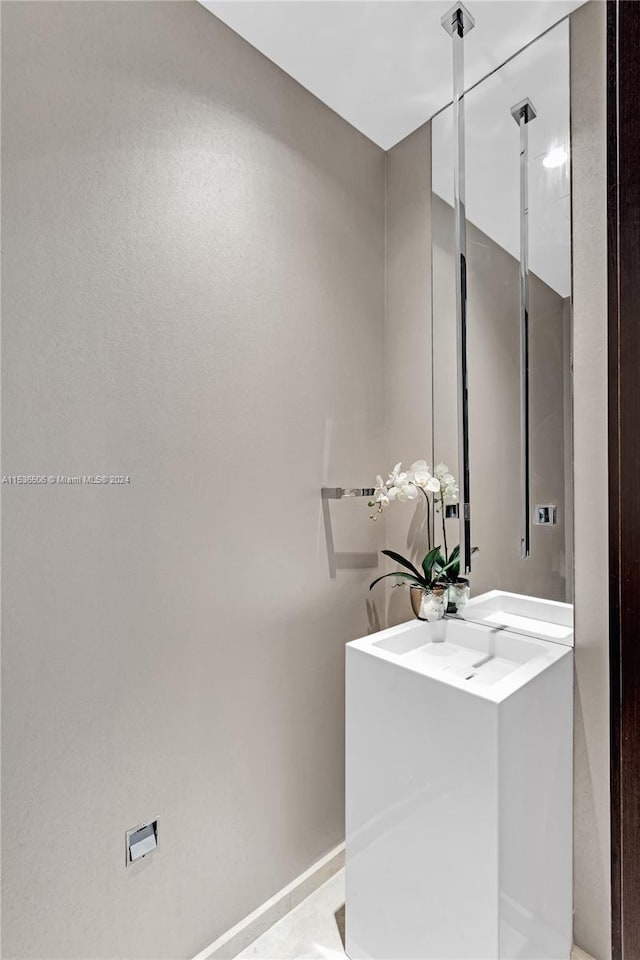 bathroom featuring large vanity