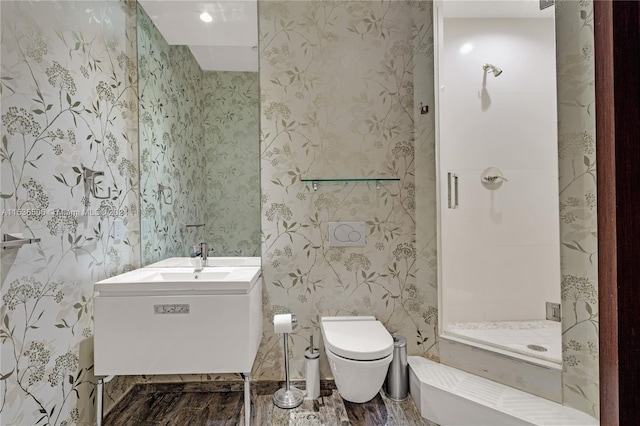 bathroom featuring tiled shower, vanity, and toilet