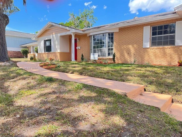 single story home with a front yard