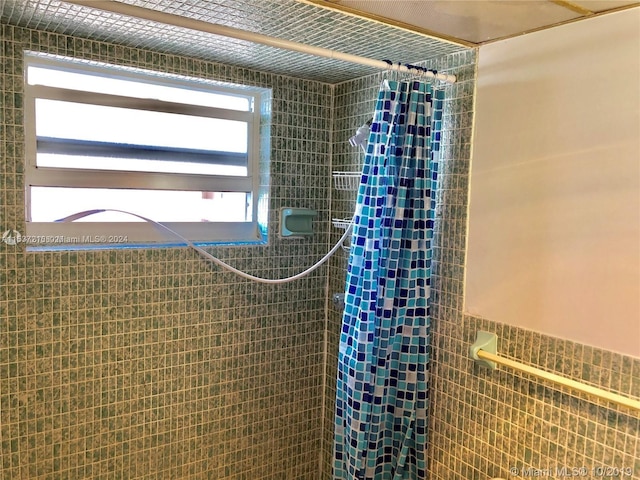 bathroom featuring a shower with shower curtain and a wealth of natural light