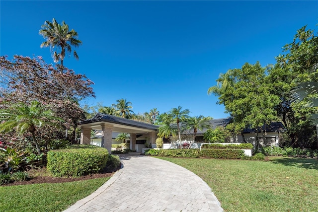 view of front of home featuring a front lawn