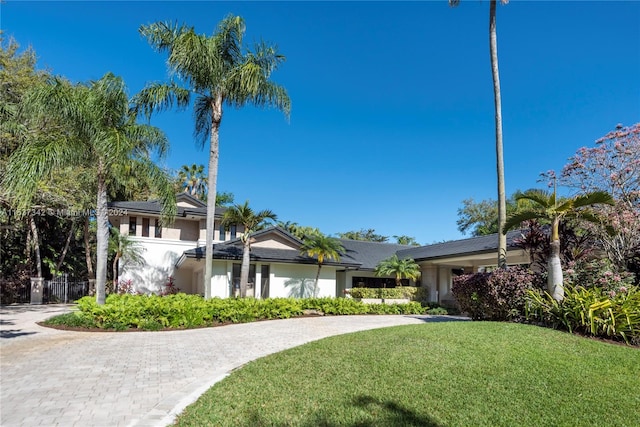 view of front of property featuring a front lawn