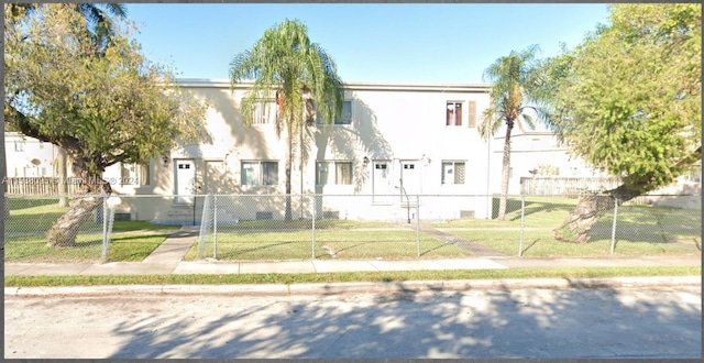 view of front of home featuring a front yard