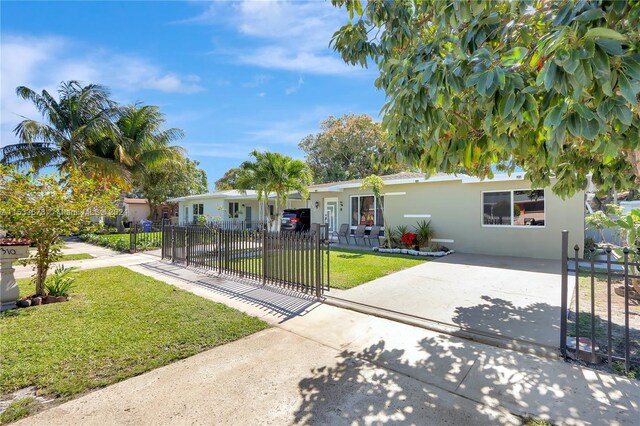 view of front of house featuring a front lawn