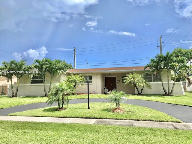 single story home featuring a front yard