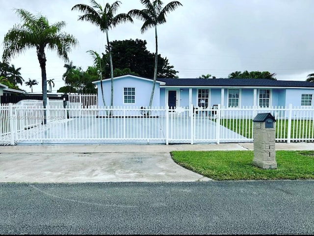 view of front of property with a front yard