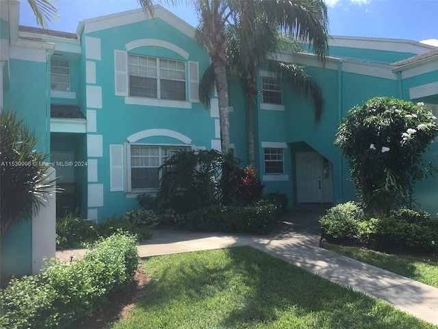 view of front of home with a front lawn