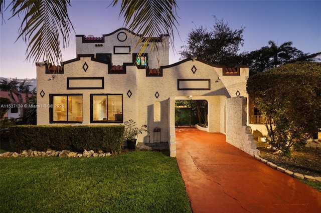 view of front of property with a lawn