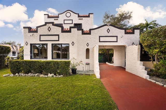 view of front facade featuring a front yard