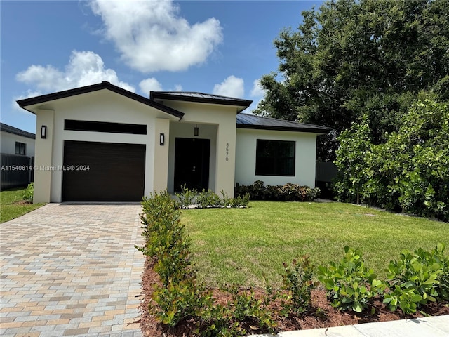 view of front facade featuring a garage and a front yard