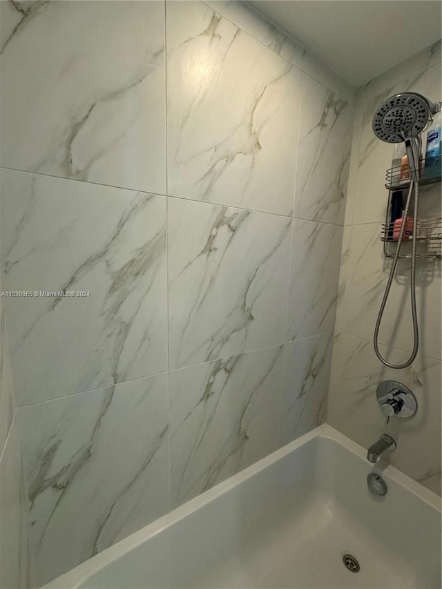 bathroom featuring tiled shower / bath