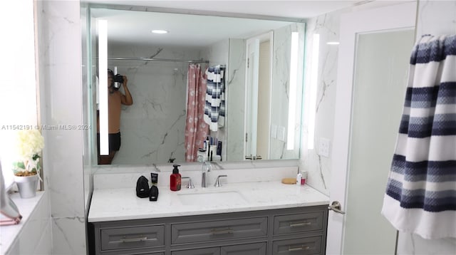 bathroom with a shower with curtain and vanity