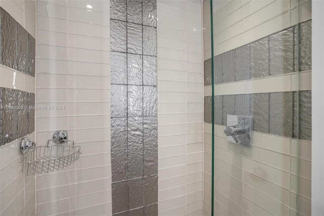 bathroom featuring tiled shower