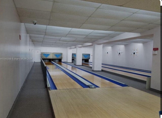 recreation room with a drop ceiling