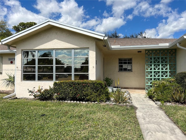 view of front facade with a front yard