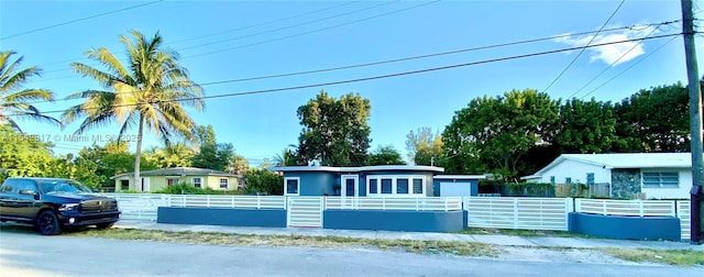 view of front of home featuring a fenced front yard