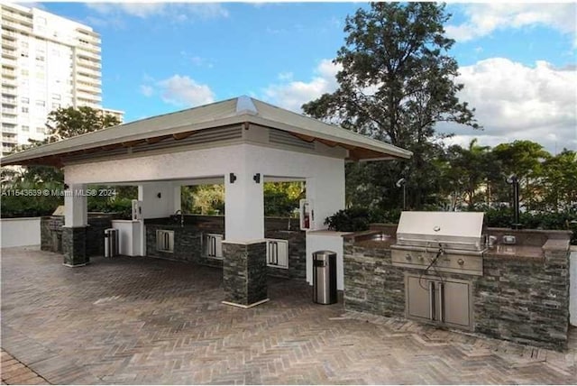 view of patio with an outdoor kitchen and grilling area